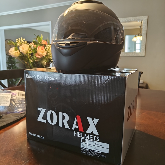 DRAX Black Motorcycle Helmet - Picture 2 of 8